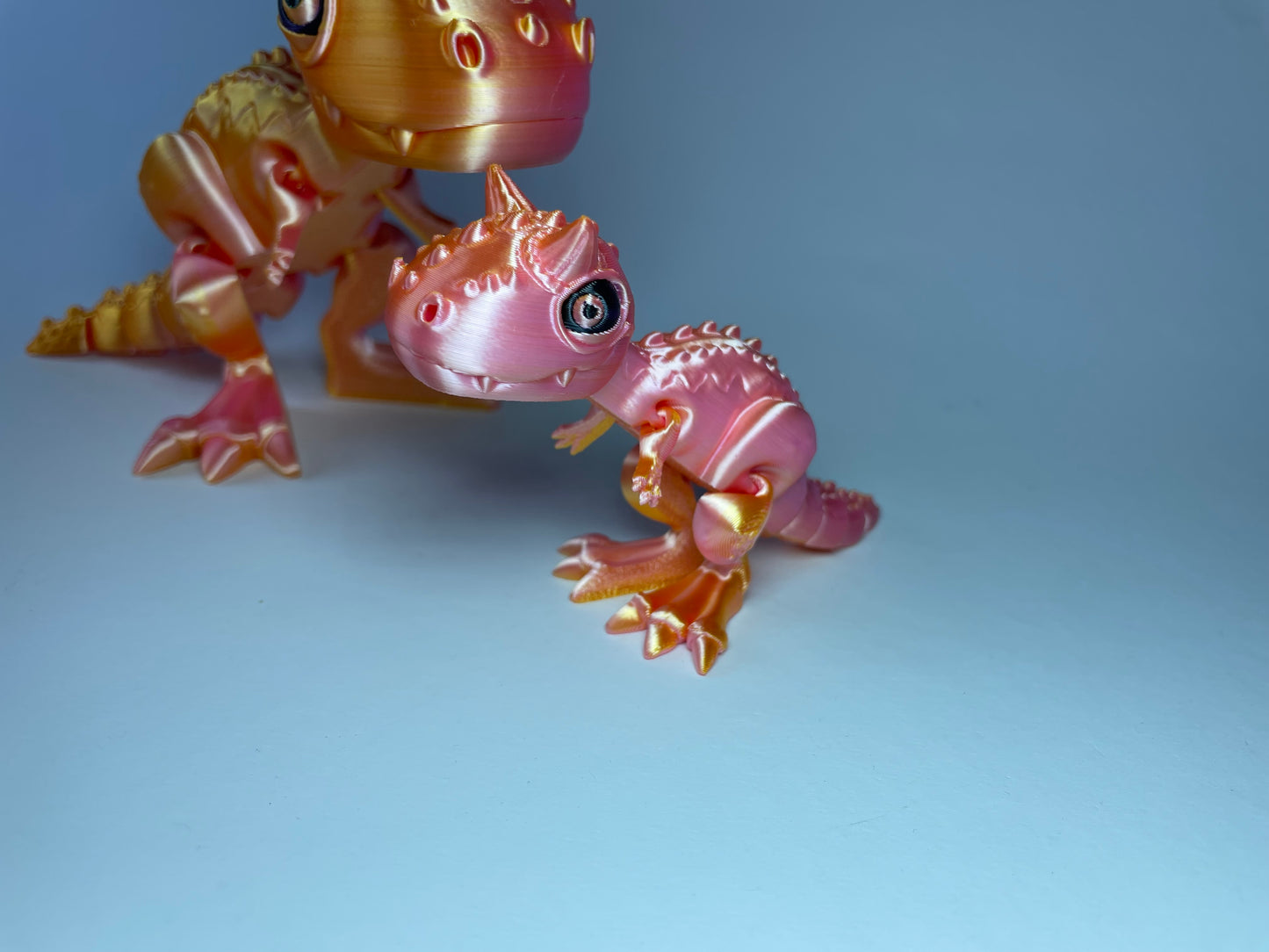 Silk-Dual-Color Carnotaurus mit markantem Kopf und Hörnern