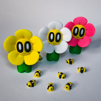 3D-gedruckte Blume ‚Daisy‘ mit Gesicht im Gänseblümchen-Stil in gelb, weiß und rosa als Dekofigur