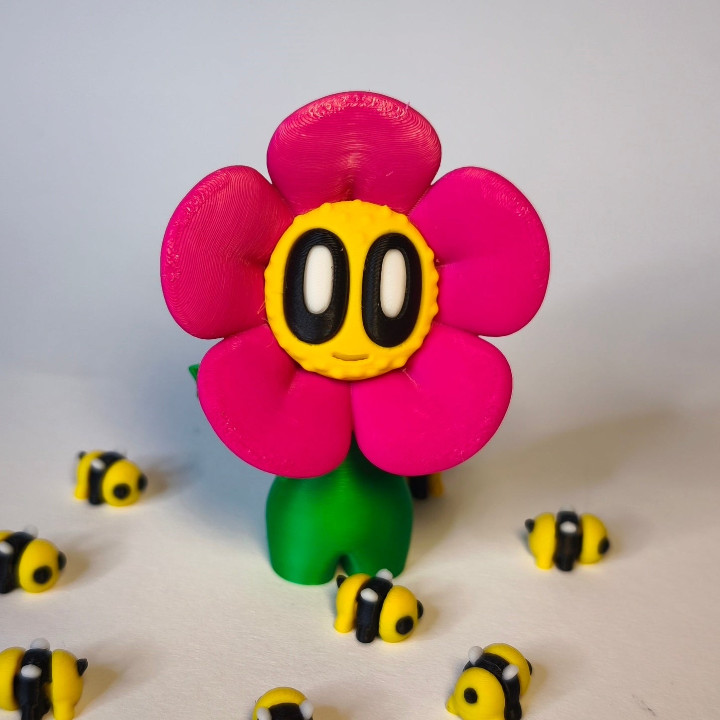 3D-gedruckte Blume ‚Daisy‘ mit Gesicht im Gänseblümchen-Stil in magenta als Dekofigur