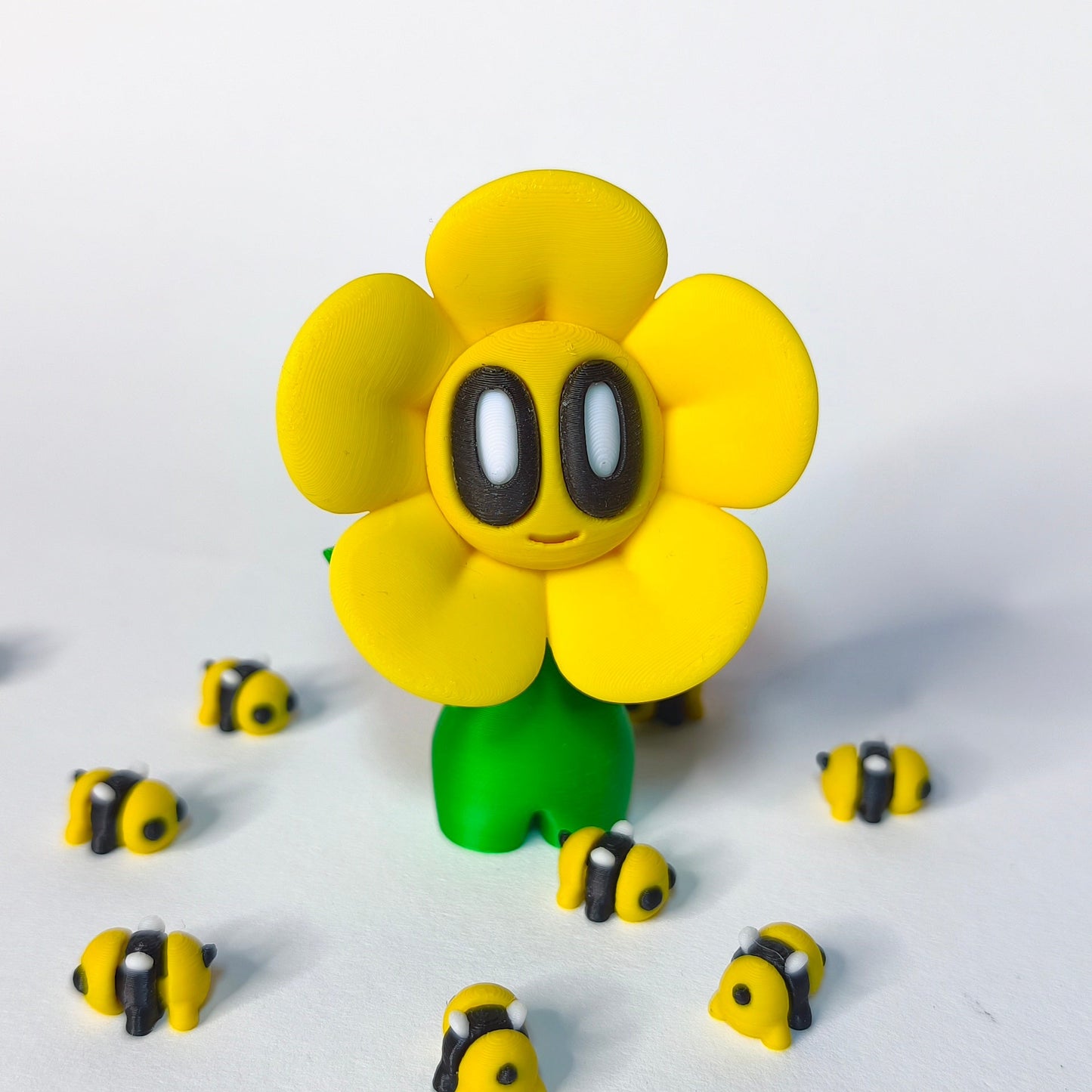 3D-gedruckte Blume ‚Daisy‘ mit Gesicht im Gänseblümchen-Stil in gelb als Dekofigur