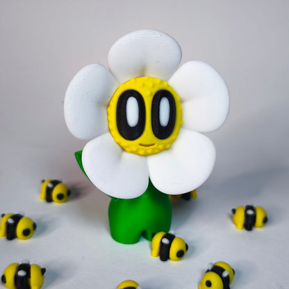 3D-gedruckte Blume ‚Daisy‘ mit Gesicht im Gänseblümchen-Stil in weiß als Dekofigur