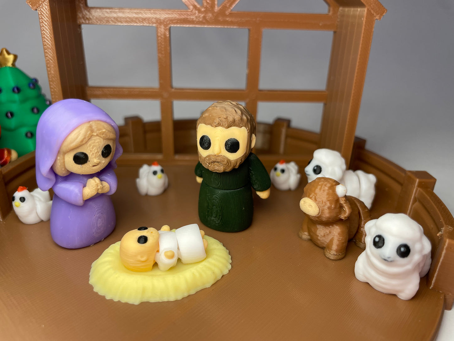 Detailaufnahme vom Jesuskind in der 3D-gedruckten Mini-Krippe im Fidget-Stil.