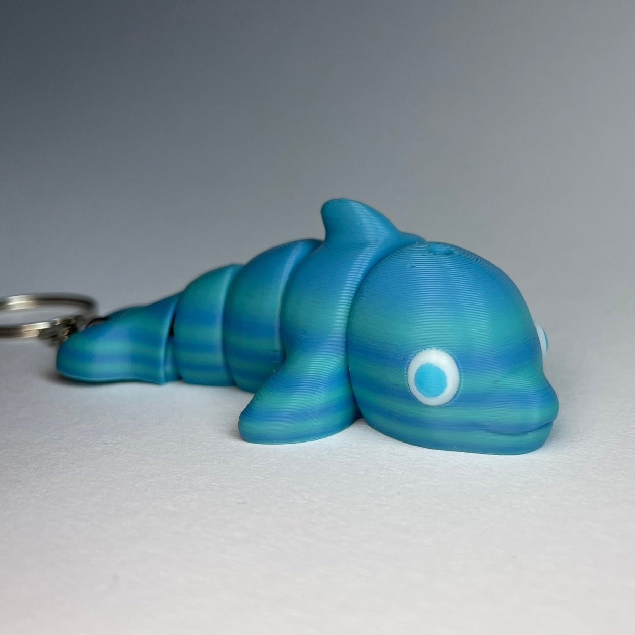 Finn der blaue Flexi-Delfin – 3D-gedruckter Schlüsselanhänger aus PLA von 3DruckAS