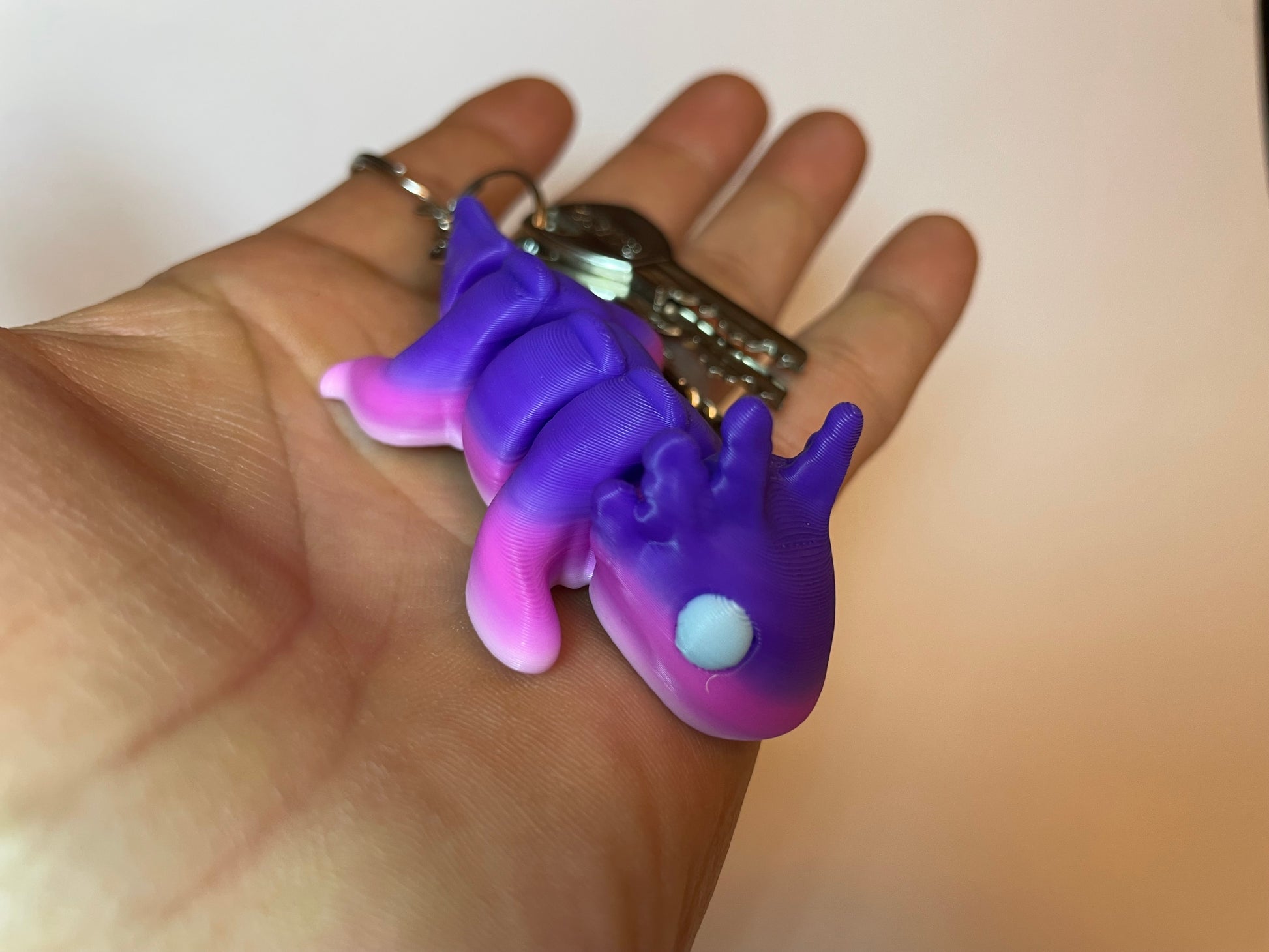 Bewegliche Axolotl Figur Mystica in kräftigem Farbverlauf mit Metallkette