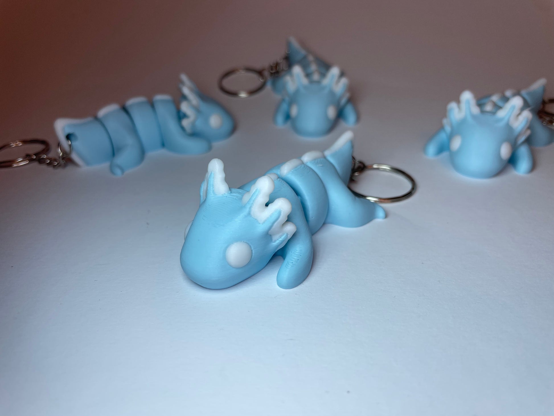 Beweglicher Axolotl Schlüsselanhänger in Blau mit weißen Details