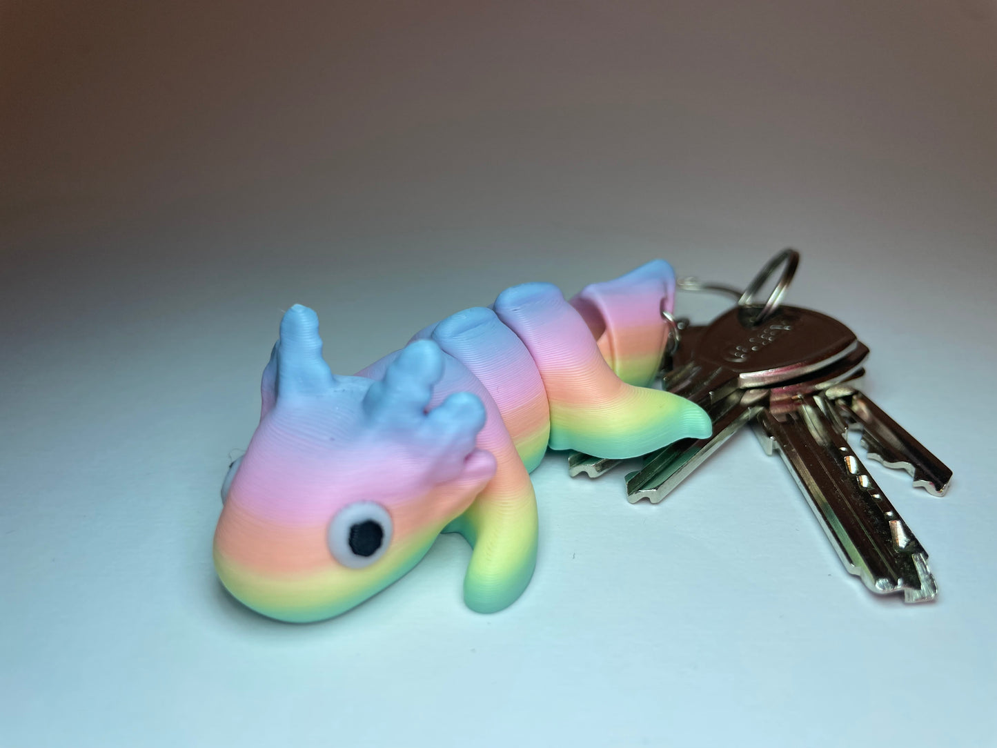 Flexi-Axolotl Stella als Schlüsselanhänger mit Regenbogen-Farbverlauf, 3D-gedruckt