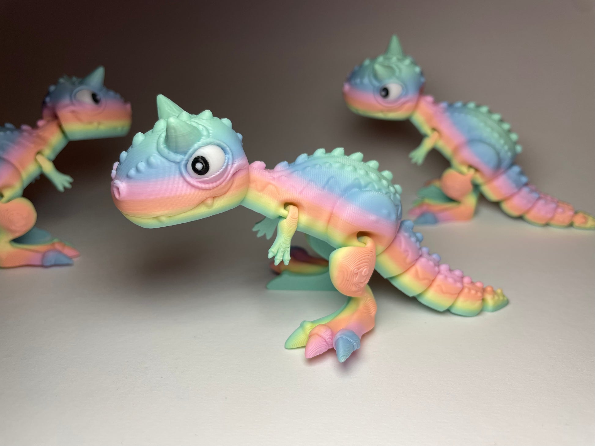Regenbogen-Carnotaurus aus PLA – auffällige Dinofigur