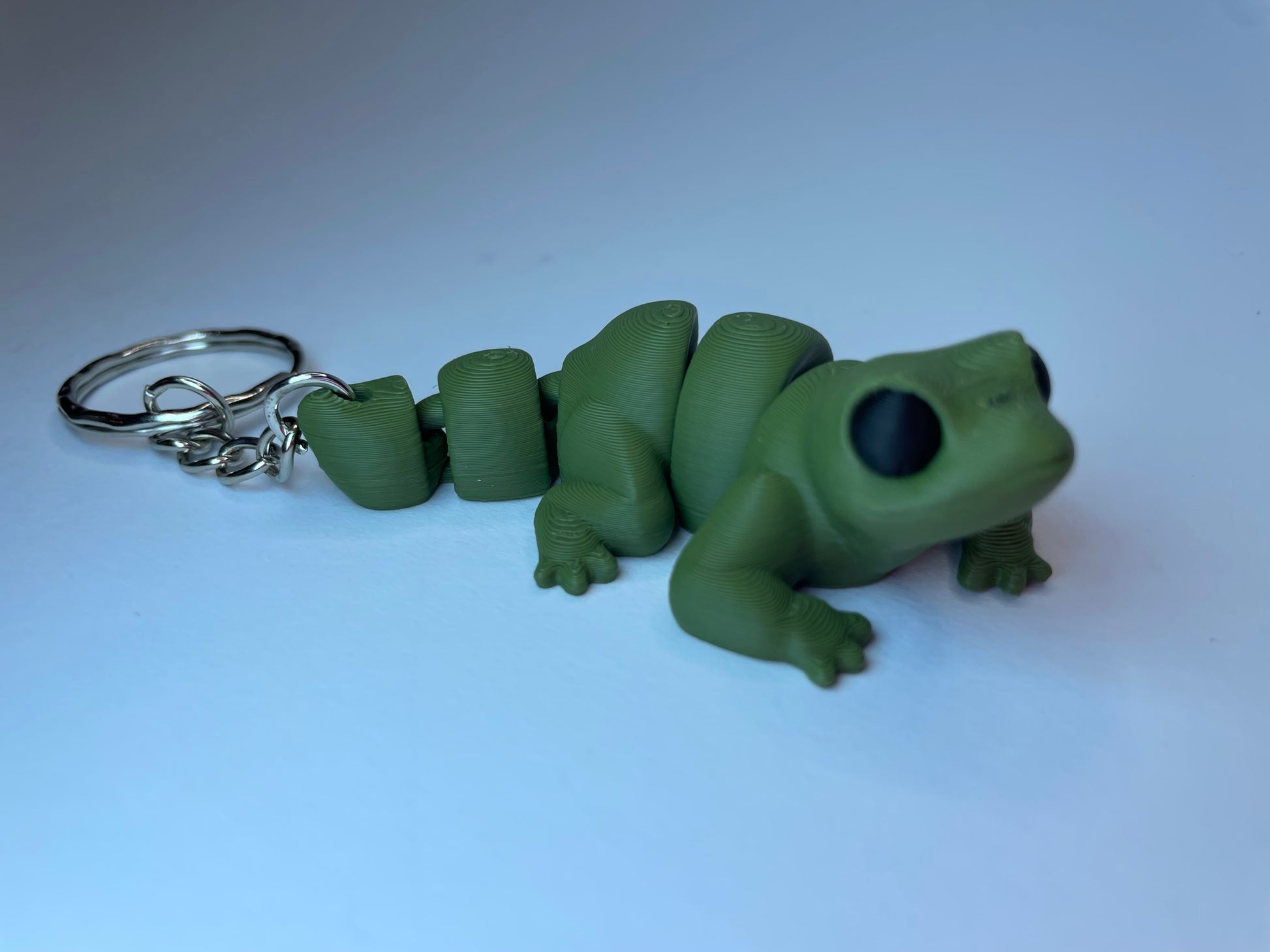 Flexi-Eidechse Lizzy als 3D-gedruckter Schlüsselanhänger in Grün