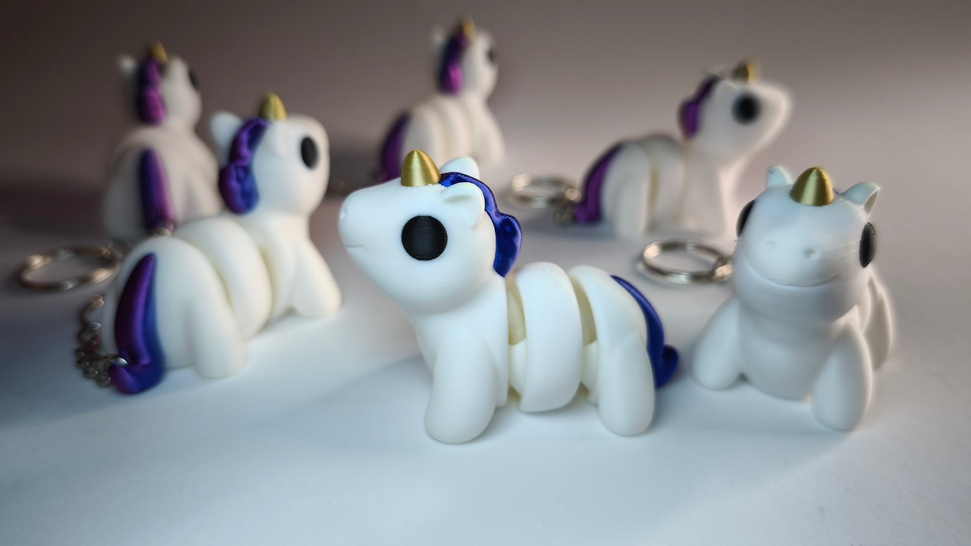 Flexi-Einhorn Anna – Schlüsselanhänger in Weiß/Bunt