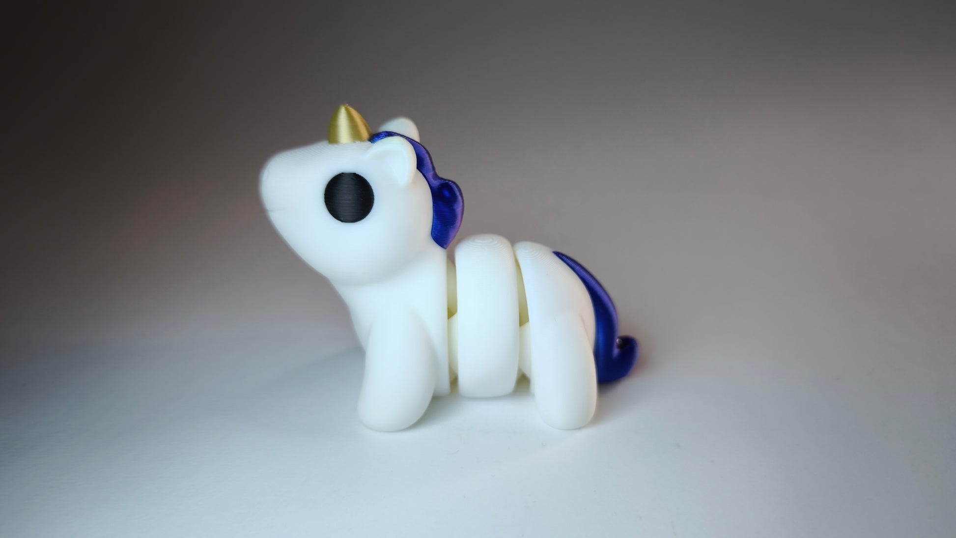 Anna das Flexi-Einhorn – Seitenansicht, 3D-gedruckt