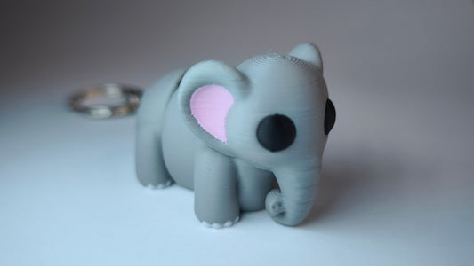 Gertl der Flexi-Elefant – Seitenansicht, PLA-Figur grau
