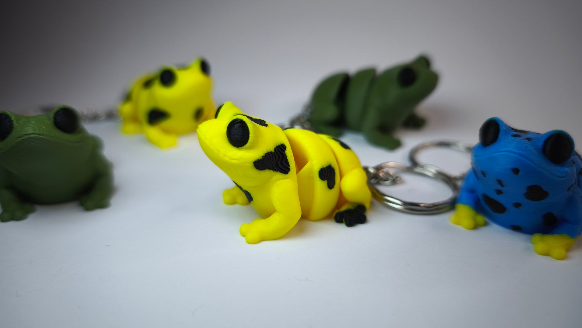 Klecksi der Flexi-Frosch – Seitenansicht, Schlüsselanhänger gelb/schwarz