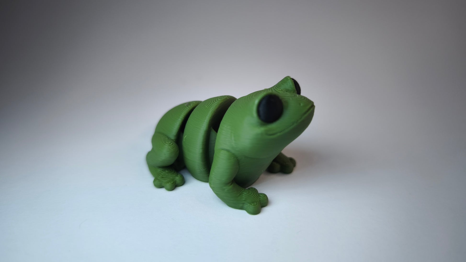 Quaxi der Flexi-Frosch – Detailansicht der 3D-gedruckten Figur in Grün