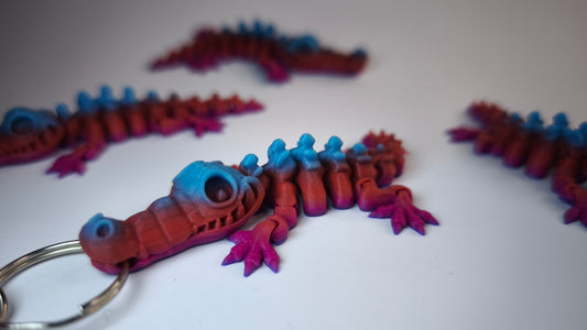 Detailansicht des 3D-gedruckten Kroko Skelett-Anhängers aus PLA