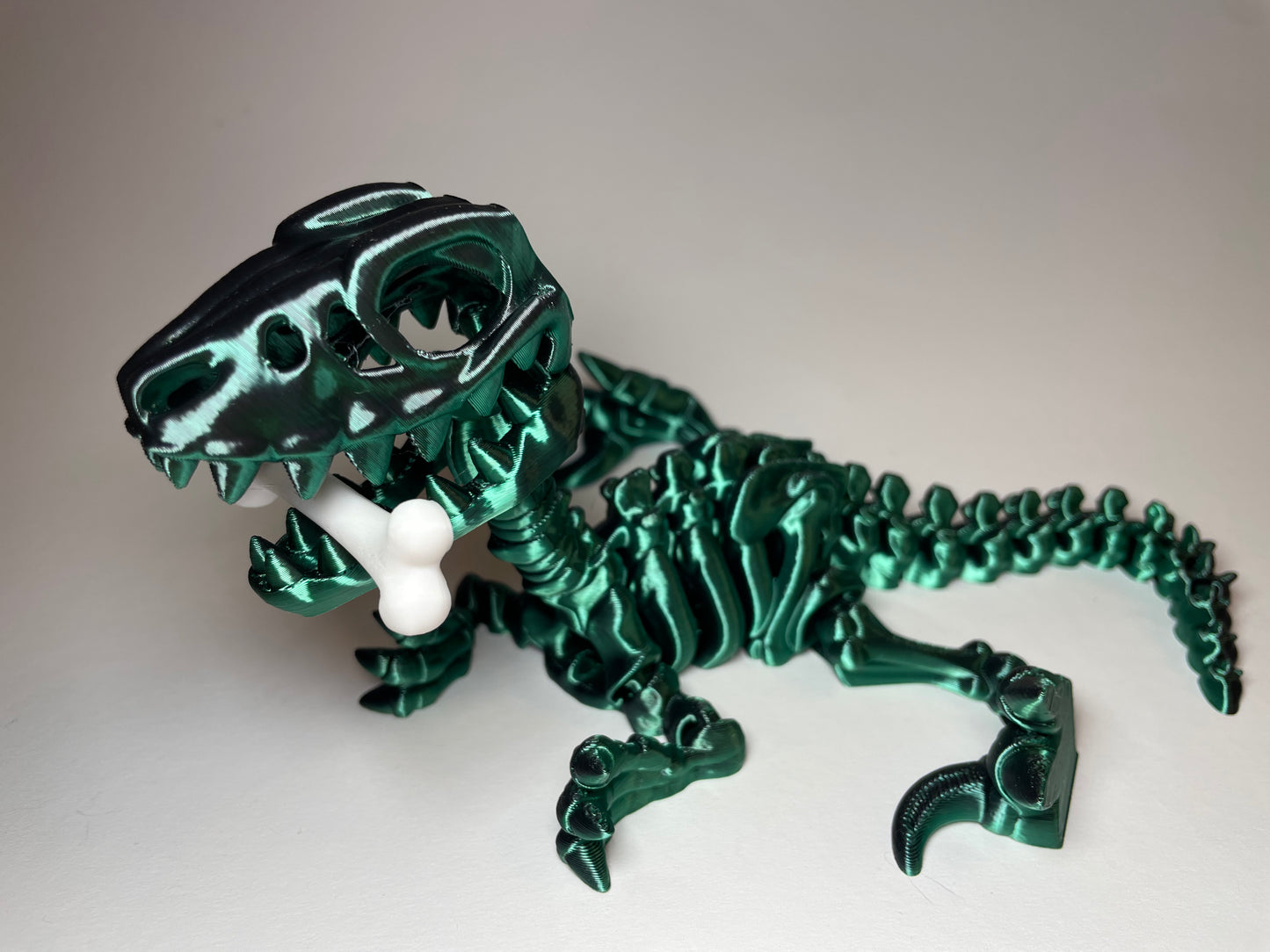 Raptorfigur in schimmerndem Dual-Color-Material