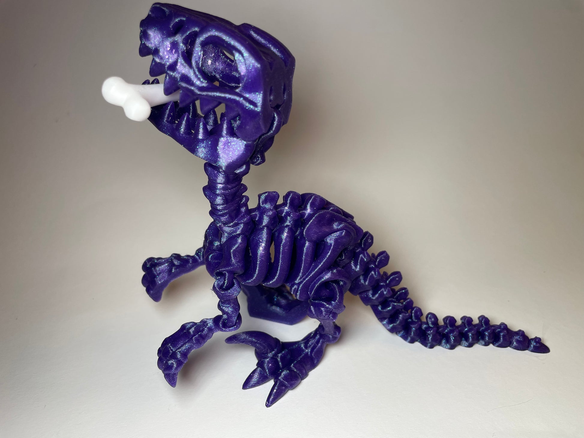 Raptorfigur mit lebendigem Flexi-Design in wechselnden Farben