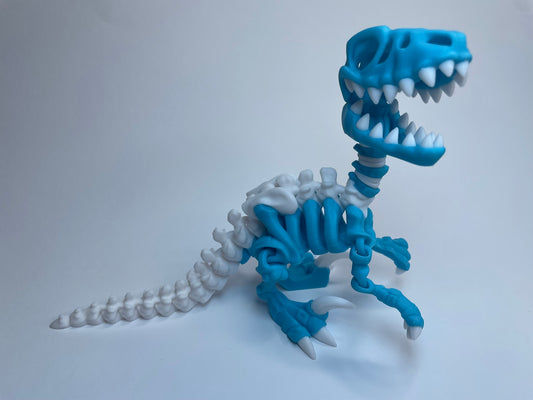 Flexi Skelett Raptor aus dem 3D-Drucker – beweglicher Dino mit geöffnetem Maul