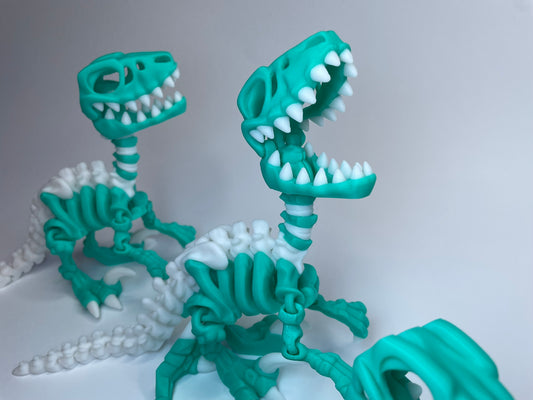 "Greddy" - Flexi Raptor Dino Figur im Skelett-Look – 3D-gedruckt aus PLA mit beweglichem Maul und Gliedmaßen, von 3DruckAS