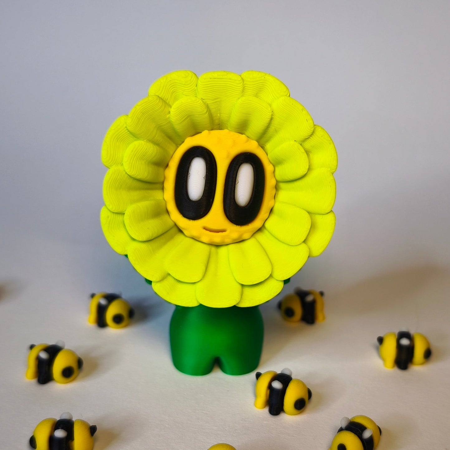fluffy-3d-druck-blume-mit-gesicht in grün