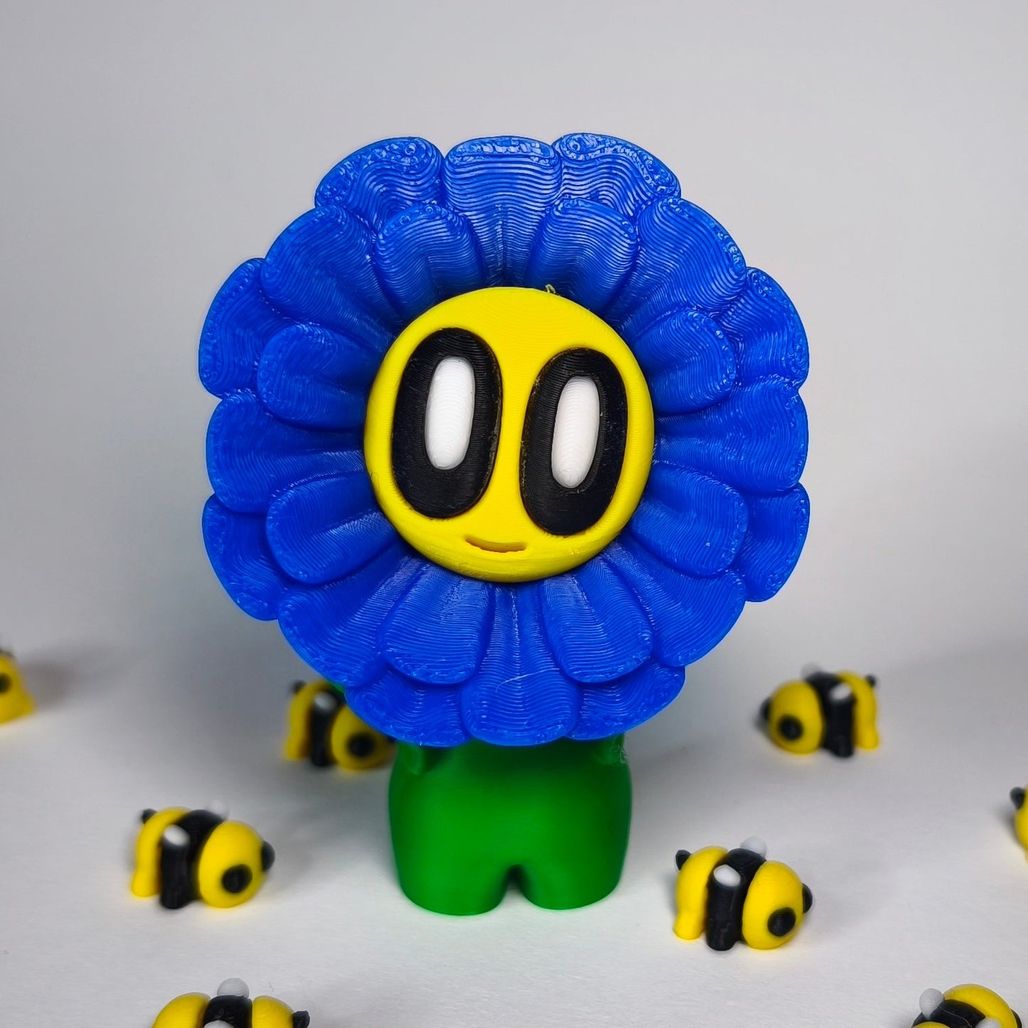 fluffy-3d-druck-blume-mit-gesicht in blau