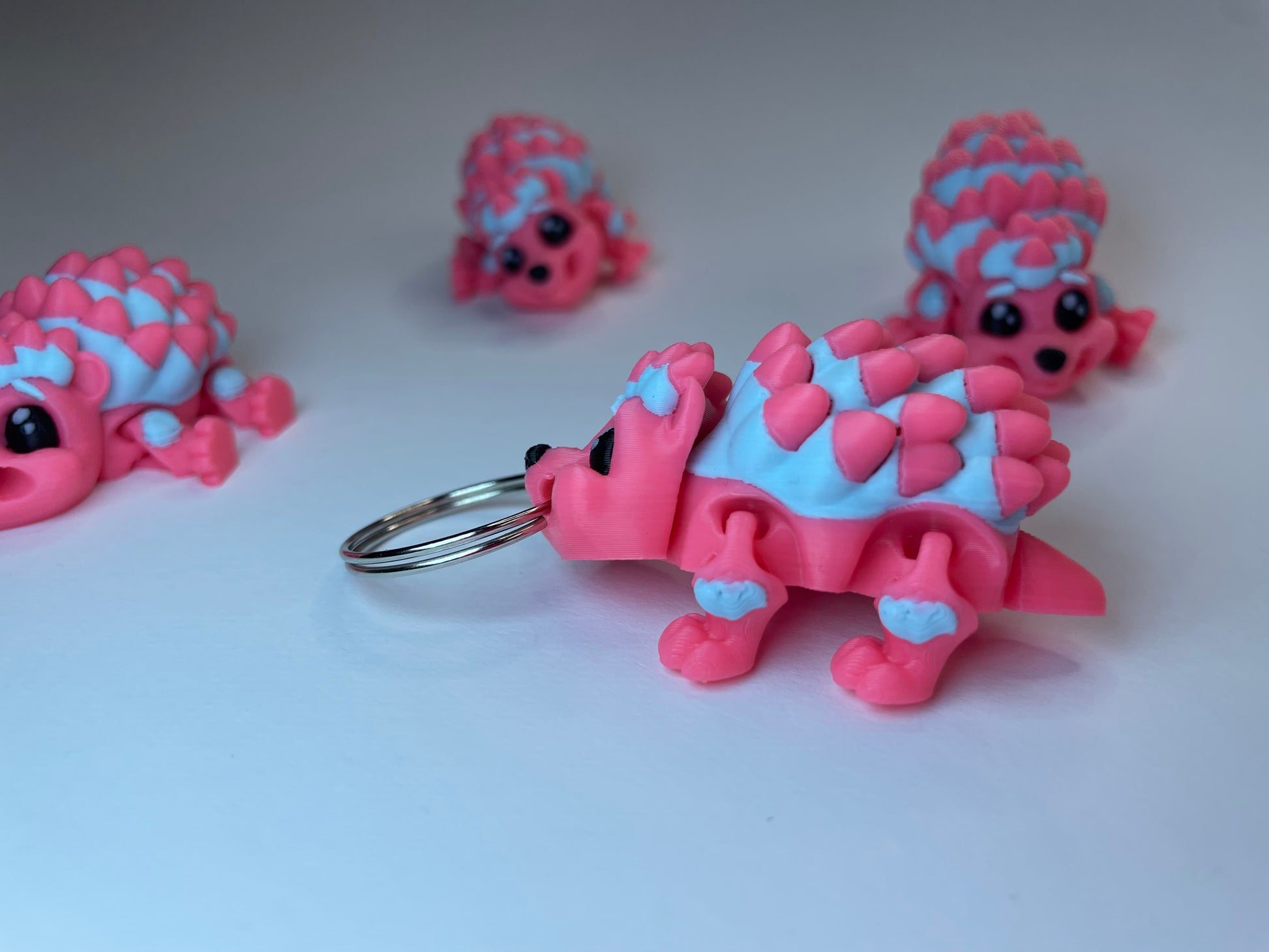 Rosa-blauer Flexi-Igel Ida – detailreiche 3D-Schlüsselanhänger Figur