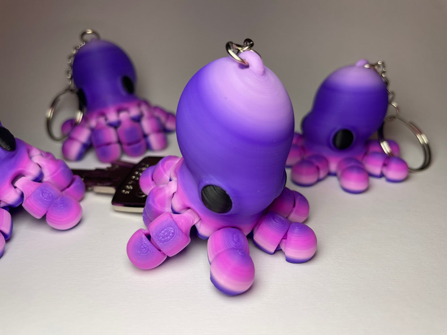 Flexi-Oktopus Jally mit Regenbogenfarbverlauf als 3D-gedruckter Schlüsselanhänger. Ideal zum verschenken!