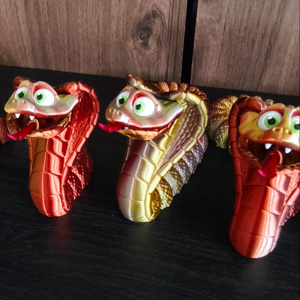 King Kobra – 3D-gedruckte Flexi-Cobra frontal aufgerichtet, grüne Kulleraugen & rote Zunge, Silk PLA Tricolor Gold/Kupfer/Silber