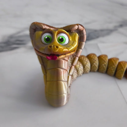 King Kobra – 3D-gedruckte Flexi-Cobra in Tricolor-Hell Silber/Kupfer/Gold, aufgerichtet mit grünen Augen & roter Zunge, von 3DruckAS
