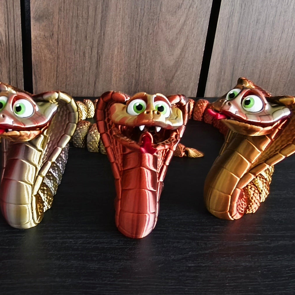 King Kobra – 3D-gedruckte Flexi-Cobra frontal aufgerichtet, grüne Kulleraugen