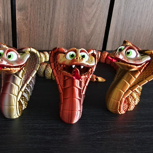King Kobra – 3D-gedruckte Flexi-Cobra frontal aufgerichtet, grüne Kulleraugen