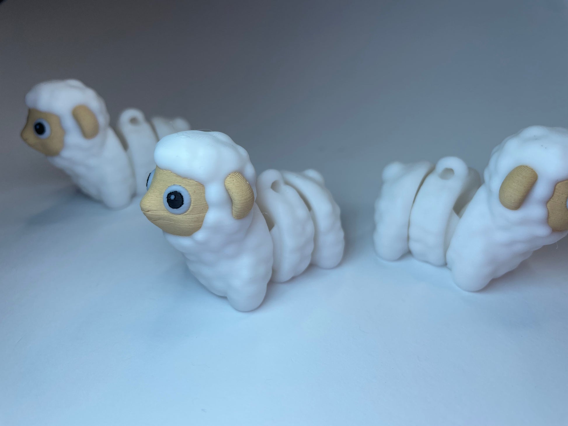 Weiß-beiges Schaf Kira – originelle Figur im Flexi-Design, 3D-gedruckt