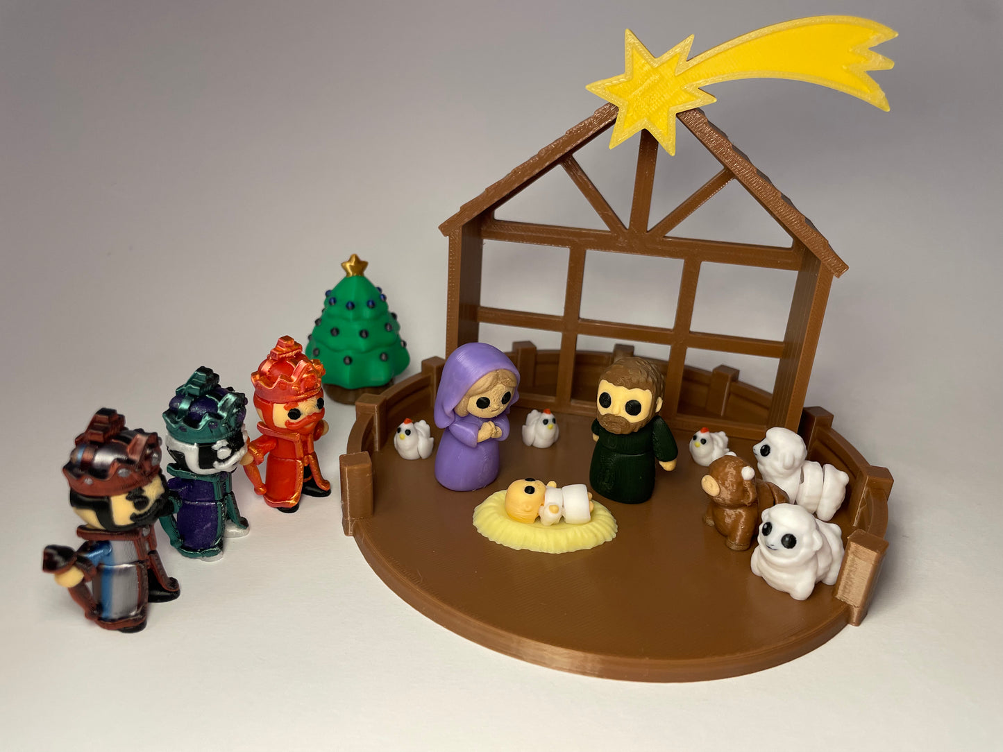 Maria, Josef und das Jesuskind im Fidget-Stil in der 3D-gedruckten Weihnachtskrippe.