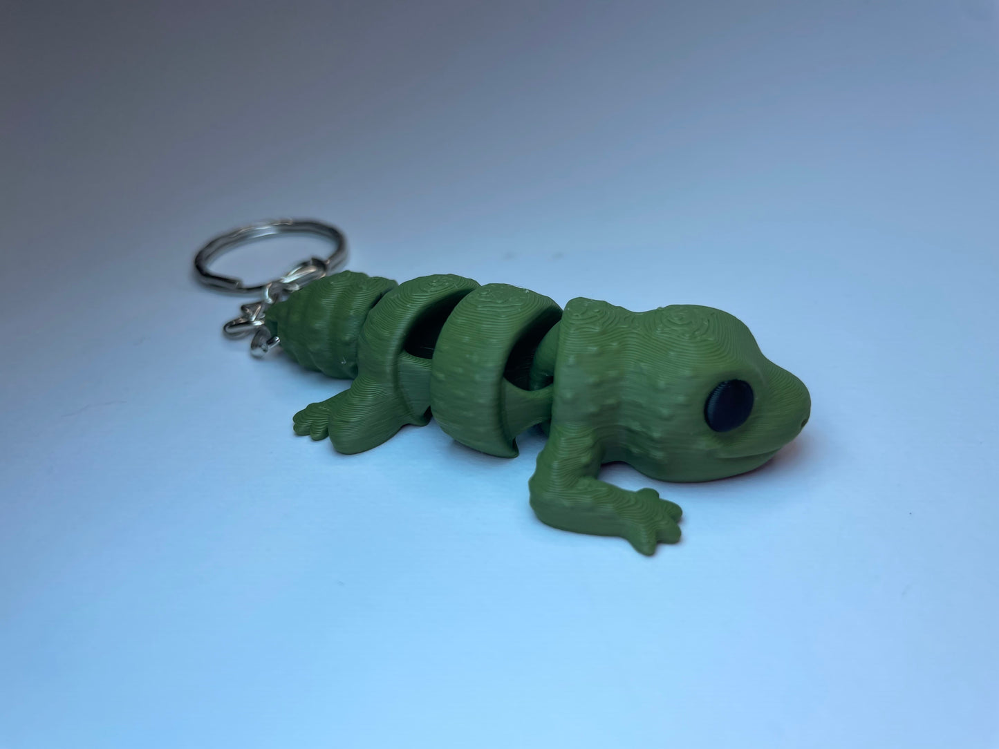 3D-gedruckter Leopardgecko Leonardo mit Metallkette als Anhänger