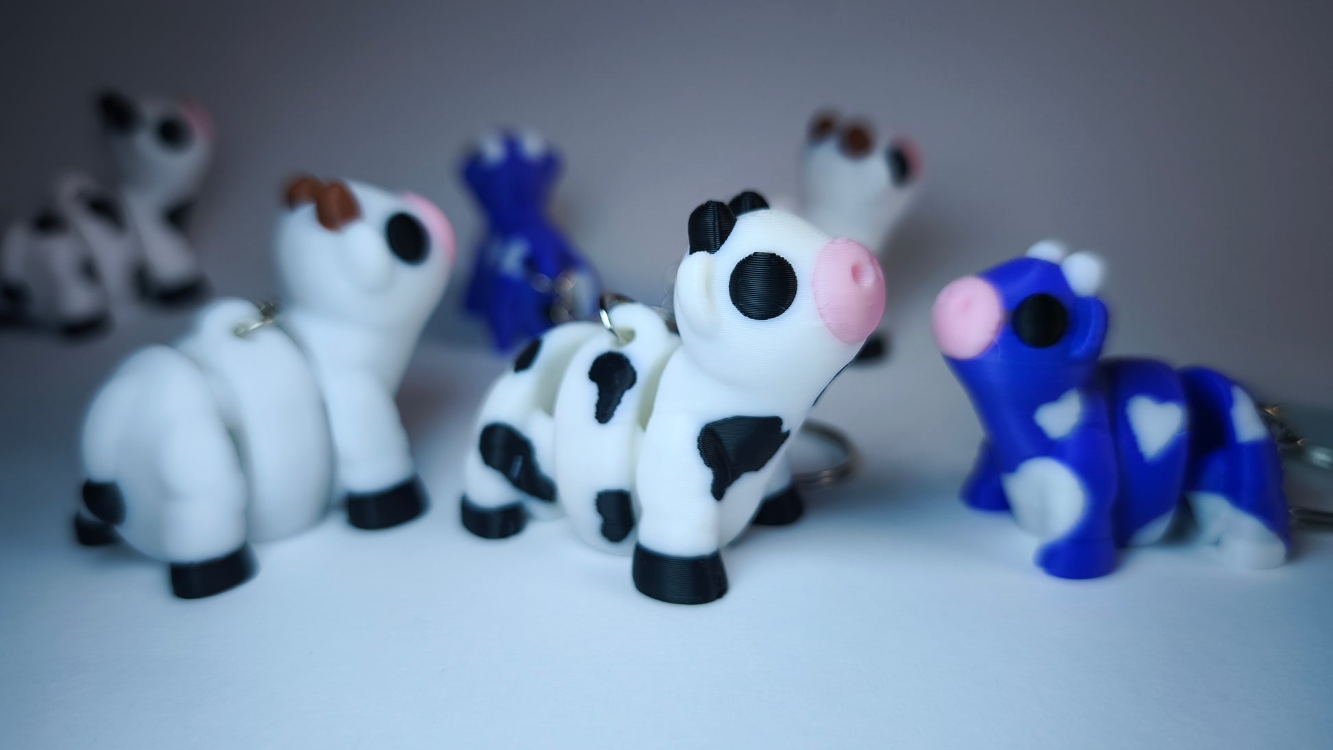 Niedliche 3D-gedruckte Kuh Linda – Flexi-Schlüsselanhänger, gefertigt im Allgäu.