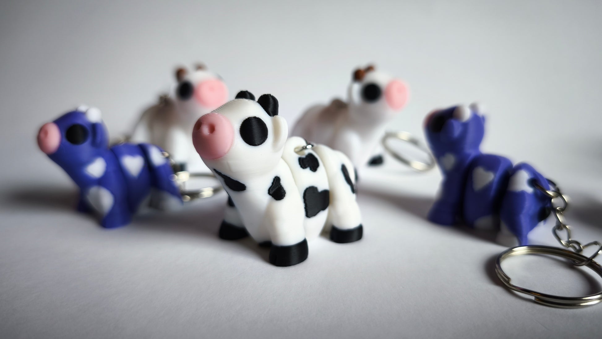 Schlüsselanhänger Flexi-Kuh Linda – dekorative Tierfigur aus PLA, ideales Geschenk für Bauernhof-Fans.