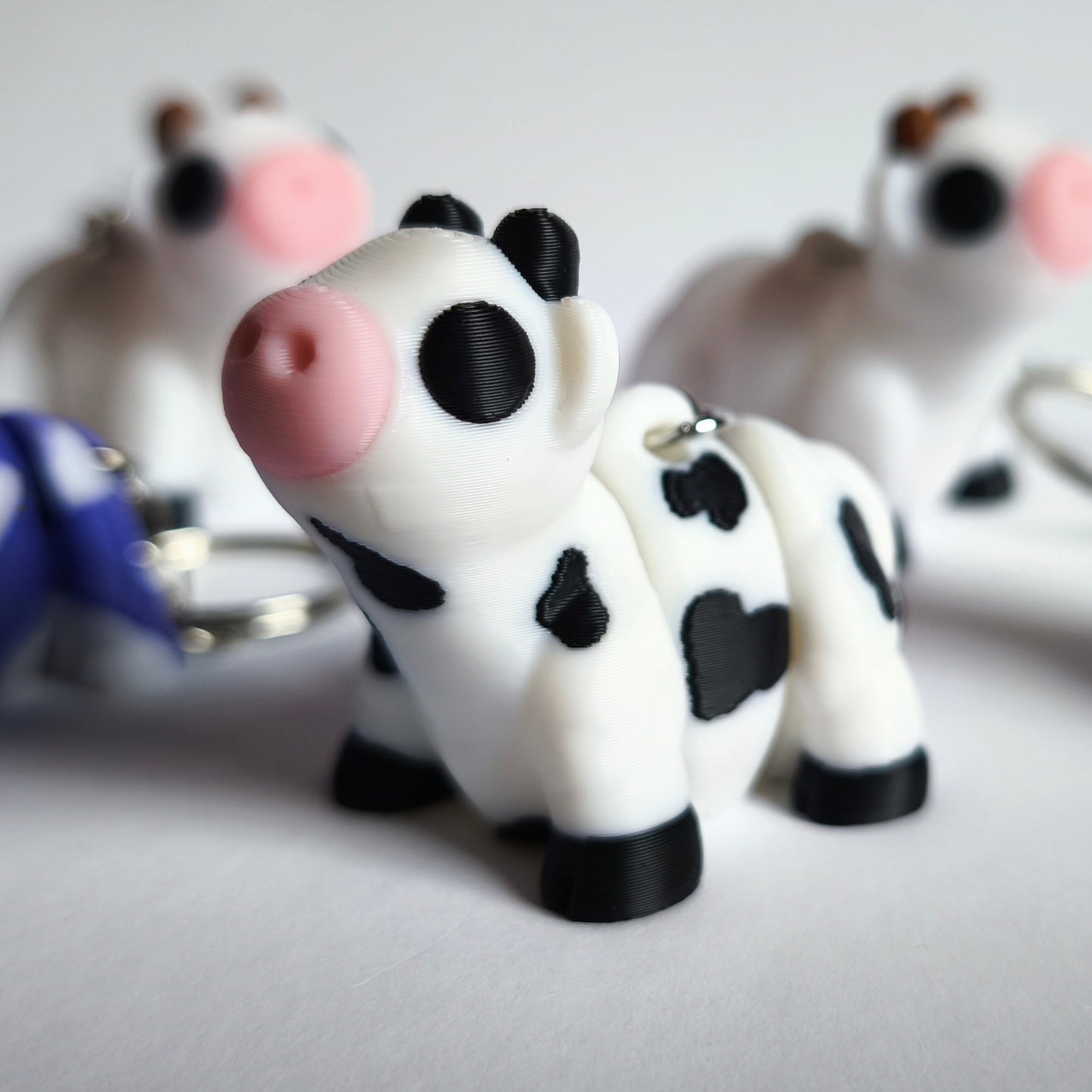 Schlüsselanhänger Flexi-Kuh Linda – dekorative Tierfigur aus PLA, ideales Geschenk für Bauernhof-Fans.