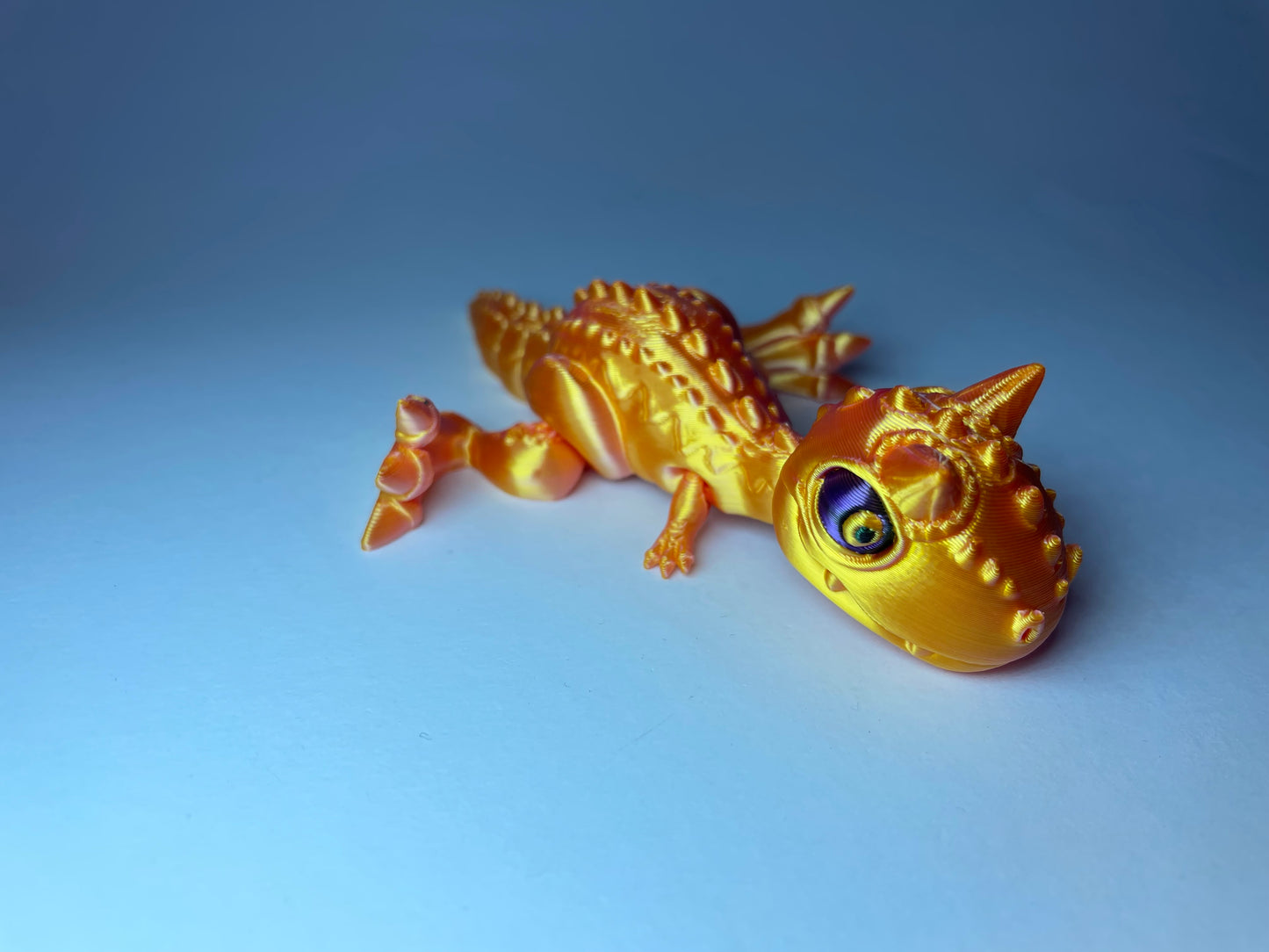 Little Carnotaurus in glänzender Silk-Dual-Color-Optik-rosa-gold