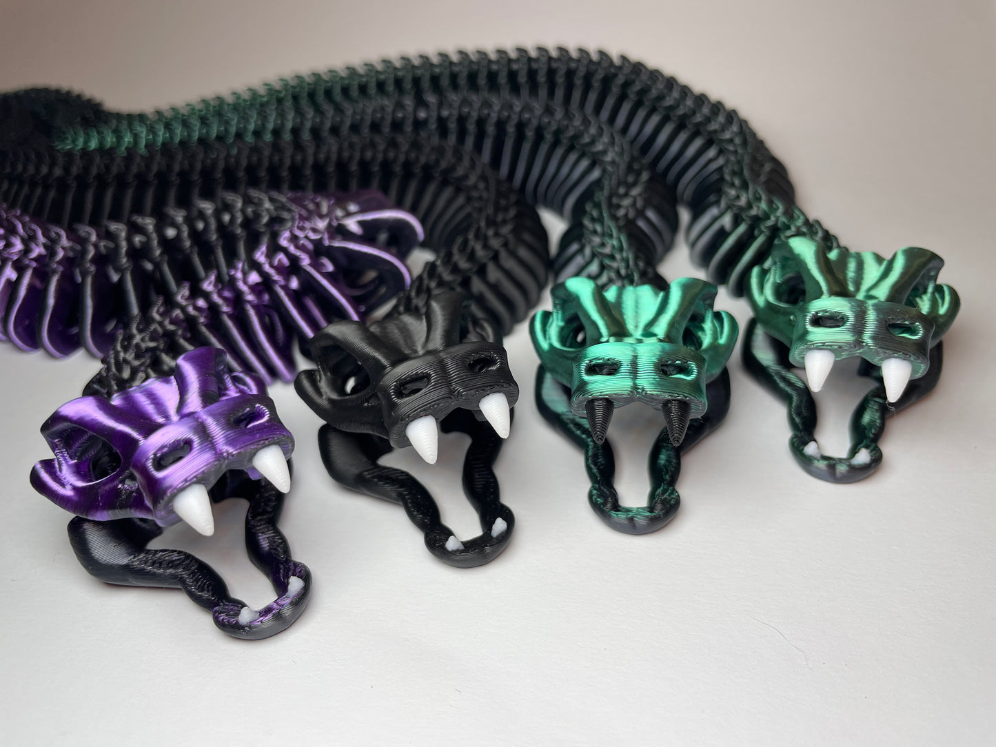 3D-gedruckte Flexi Schlange aus PLA in Grün, Schwarz und Lila – bewegliches Fidget Toy