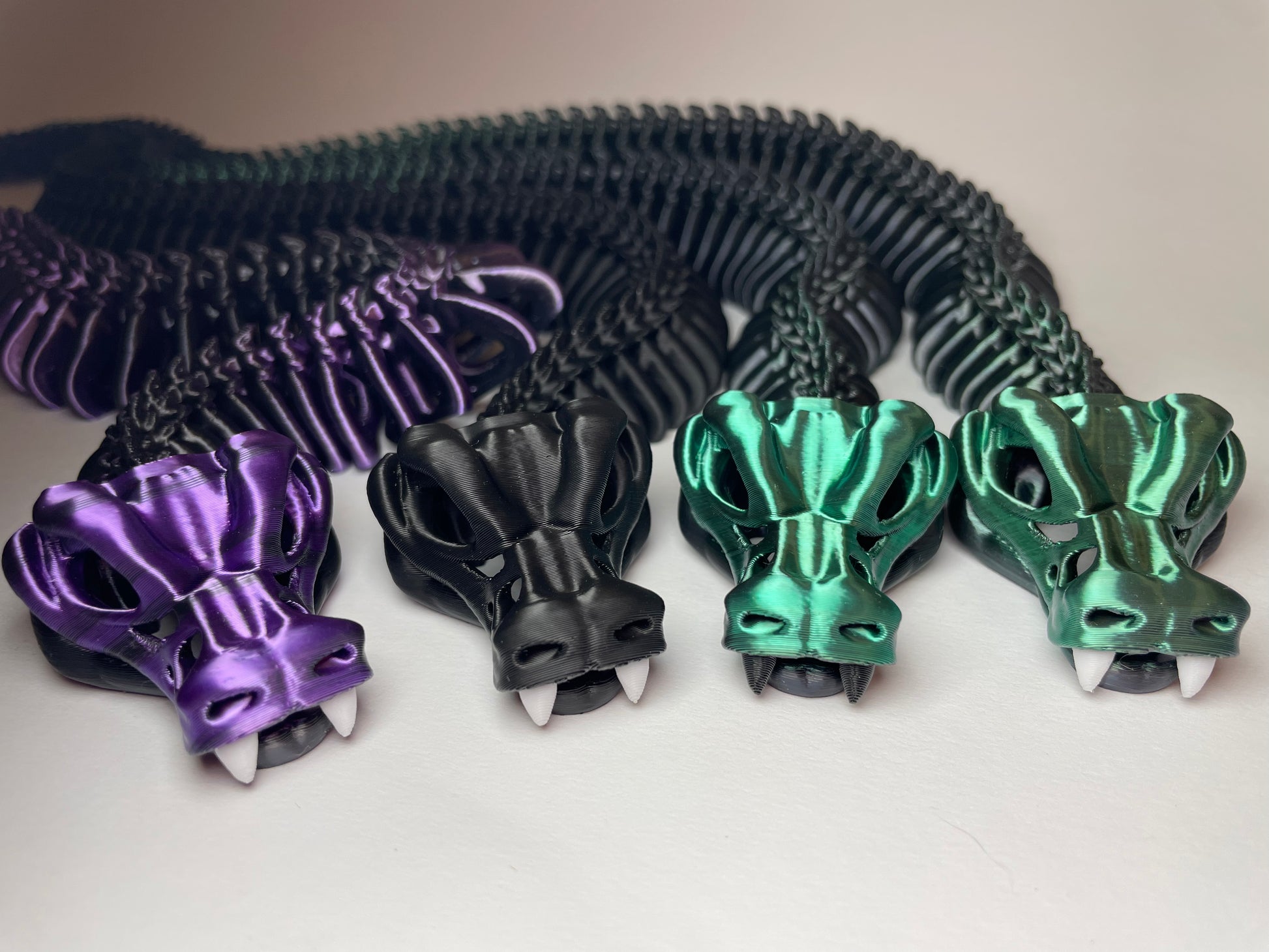 3D-gedruckte Flexi Schlange aus PLA in Grün, Schwarz und Lila – bewegliches Fidget Toy