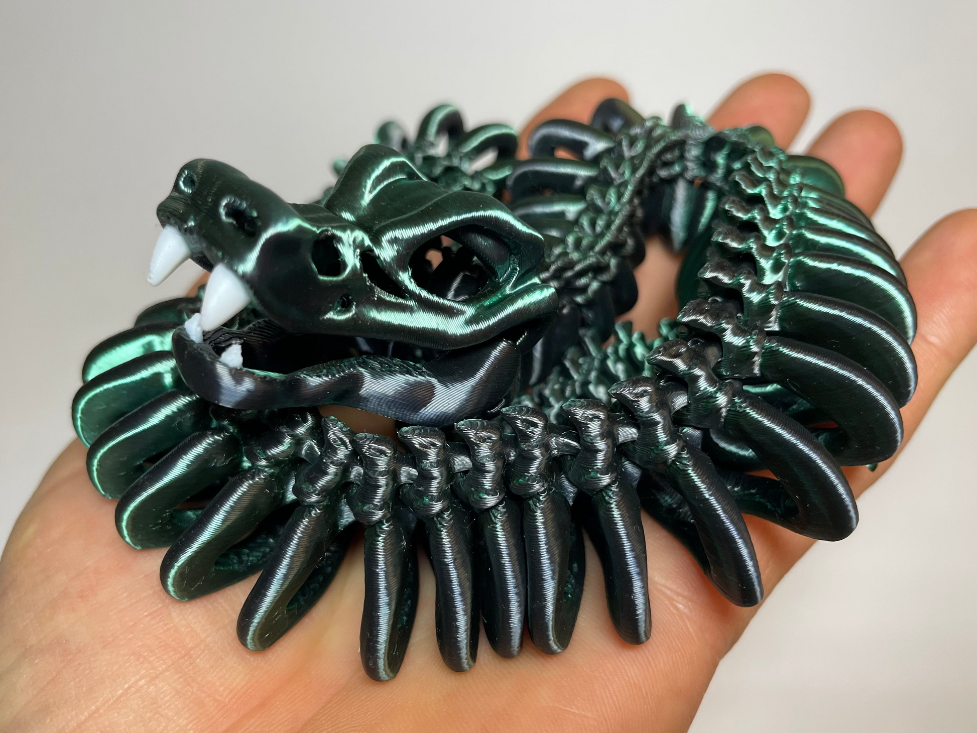 3D-gedruckte grüne Flexi Schlange – Fidget Toy, Deko & Geschenkidee