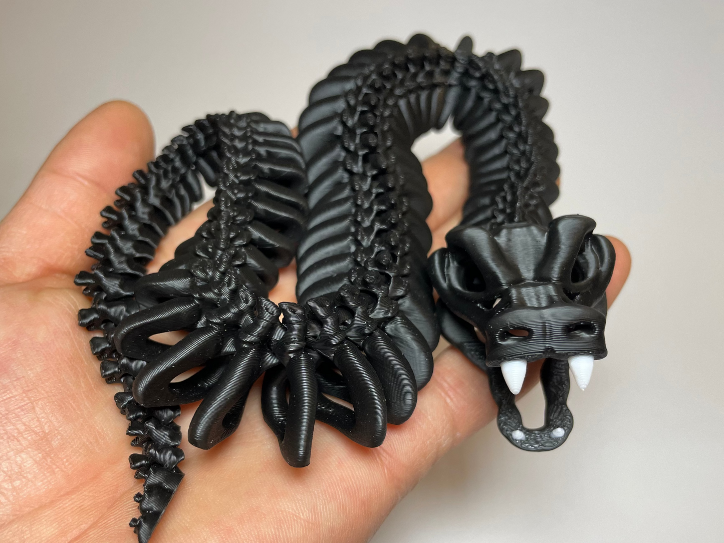 Flexi Schlange Schwarz – bewegliche 3D Snake Figur als Geschenk