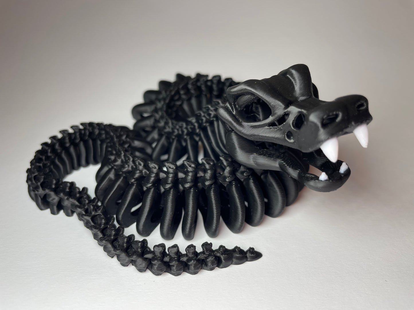 3D-gedruckte schwarze Flexi Schlange – bewegliche Schlange als Fidget Toy