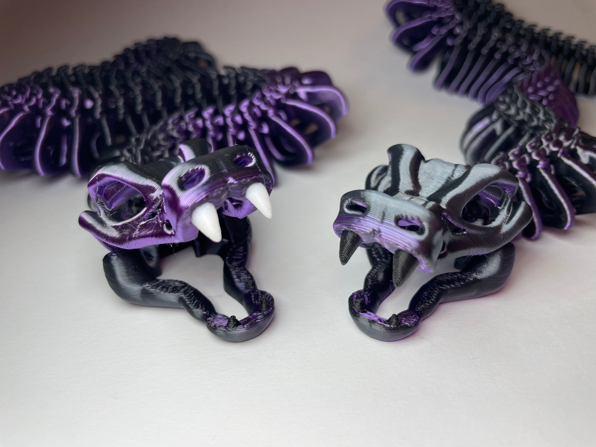Schwarze Flexi Schlange mit lila/violett Farbe – bewegliche 3D-gedruckte Schlange
