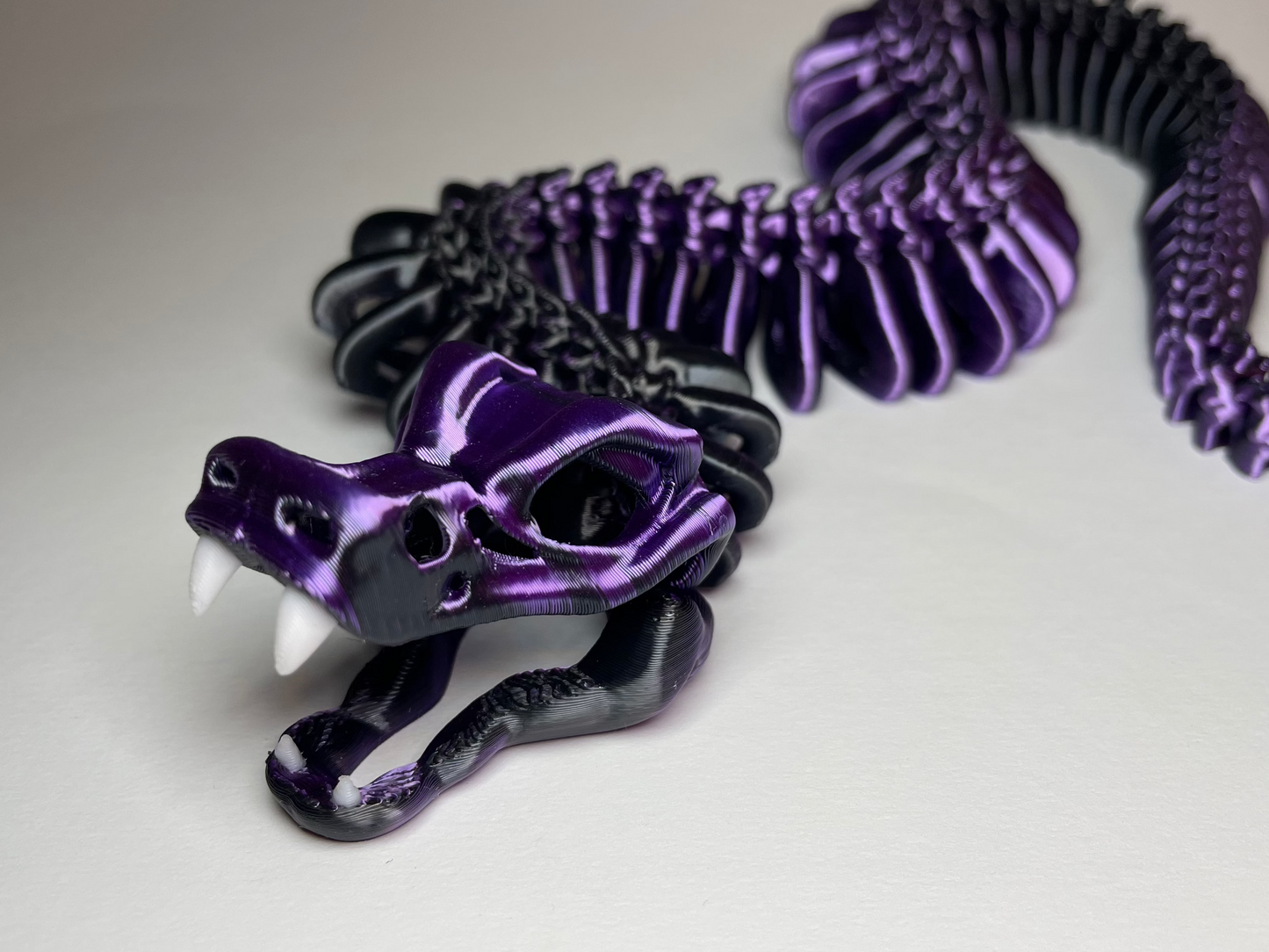 3D-Flexi Skelett Schlange Schwarz-Violett – bewegliche 3D Snake Dekofigur