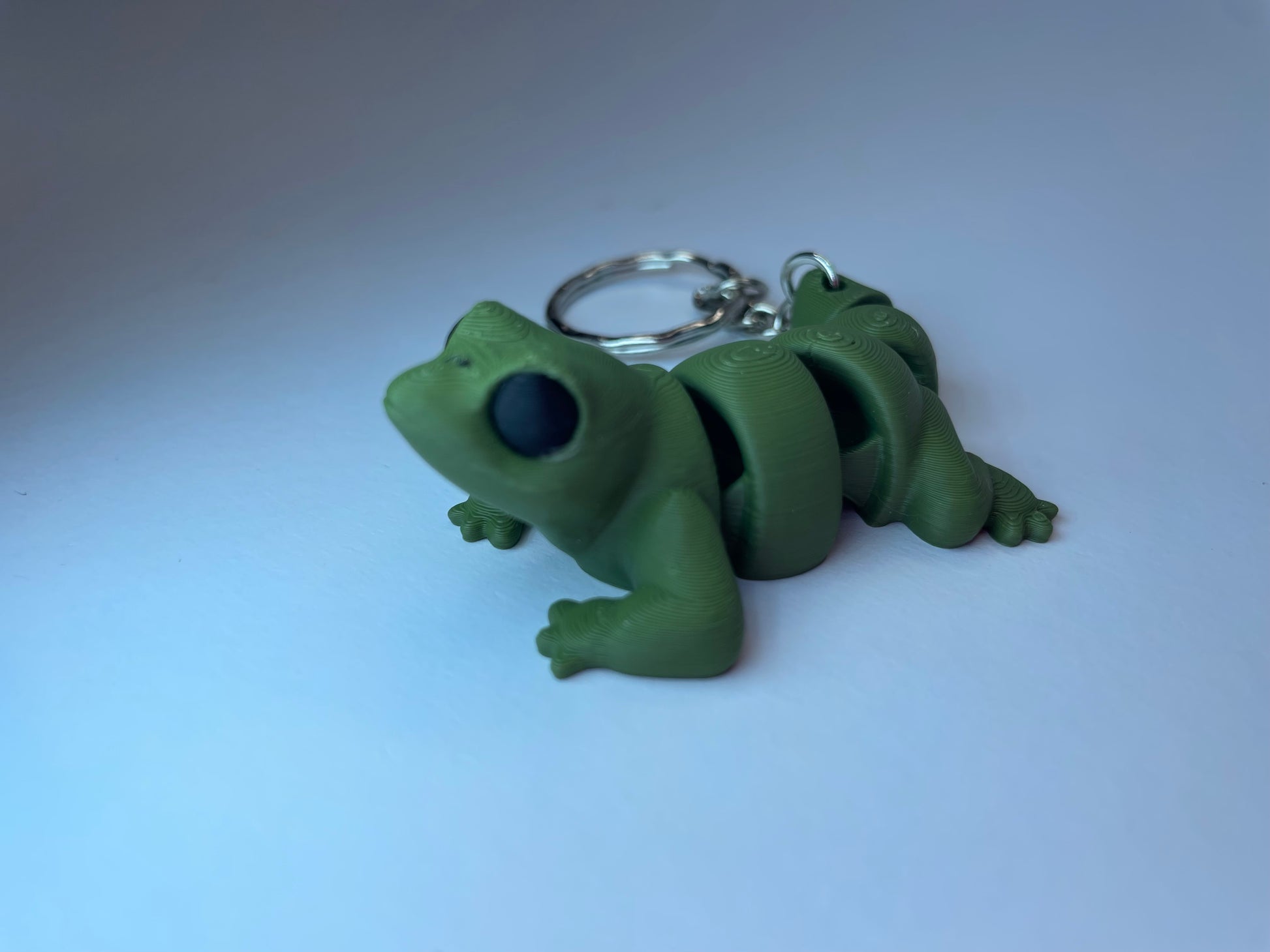 3D-gedruckte Eidechsenfigur Lizzy mit Metallkette als Anhänger