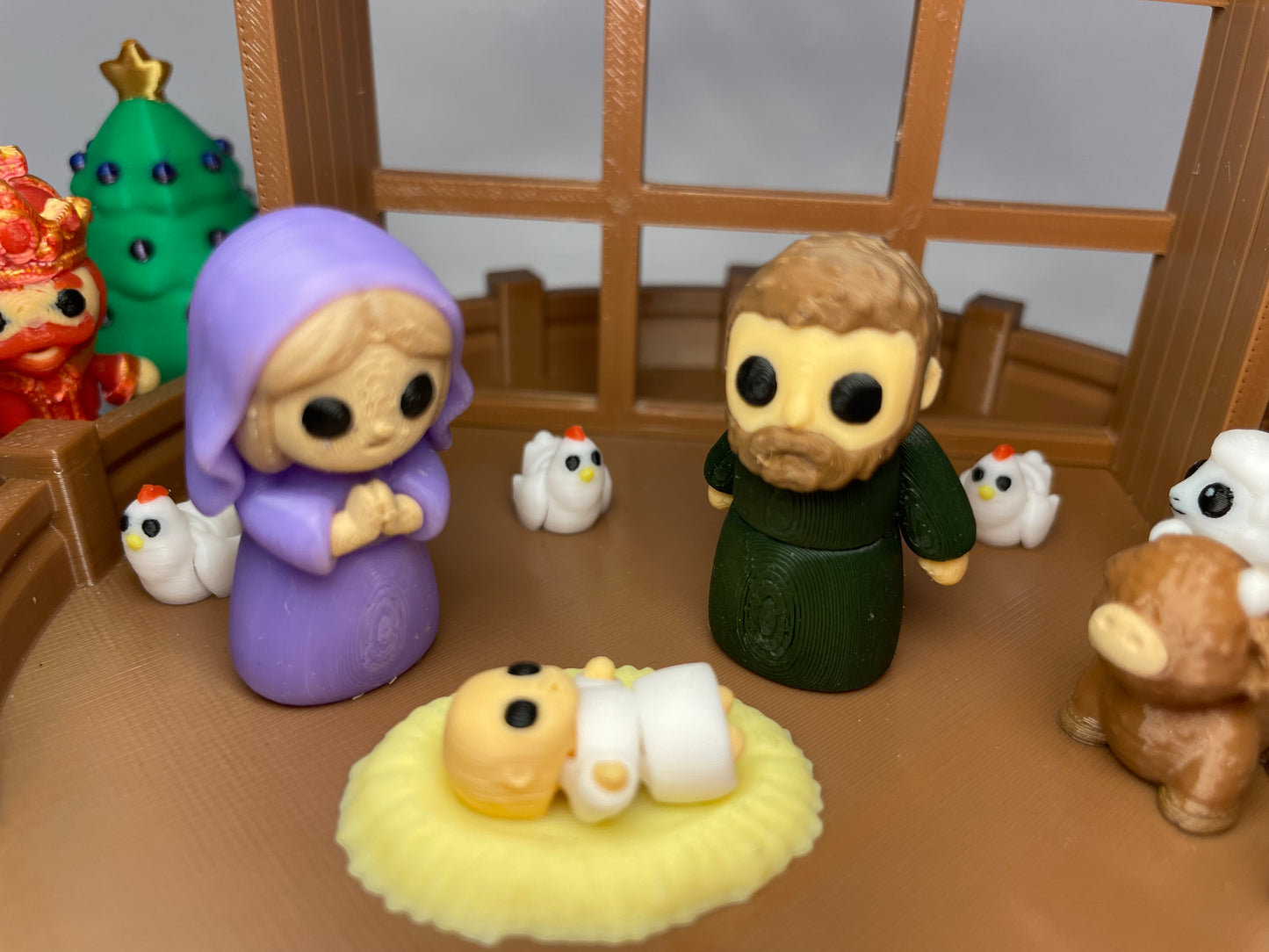Mini-Weihnachtskrippe mit Fidget-Tierfiguren wie Schafen, Kuh und Hühnchen.