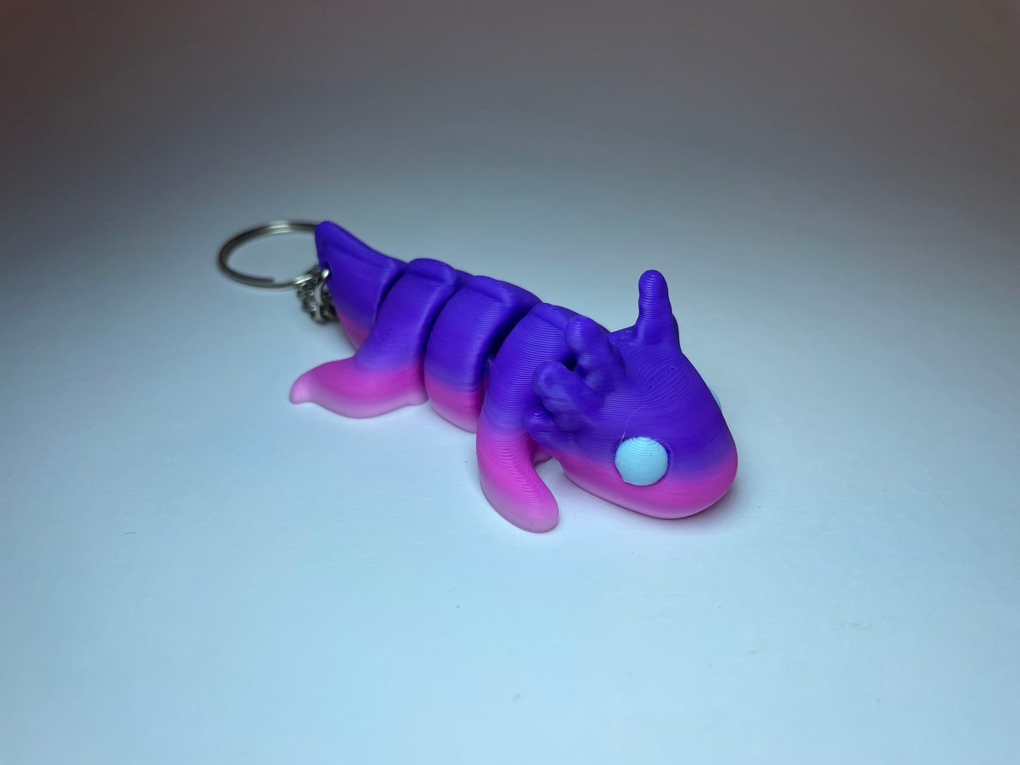 Lila-Pink Flexi-Axolotl Dekofigur aus PLA mit Schlüsselanhänger