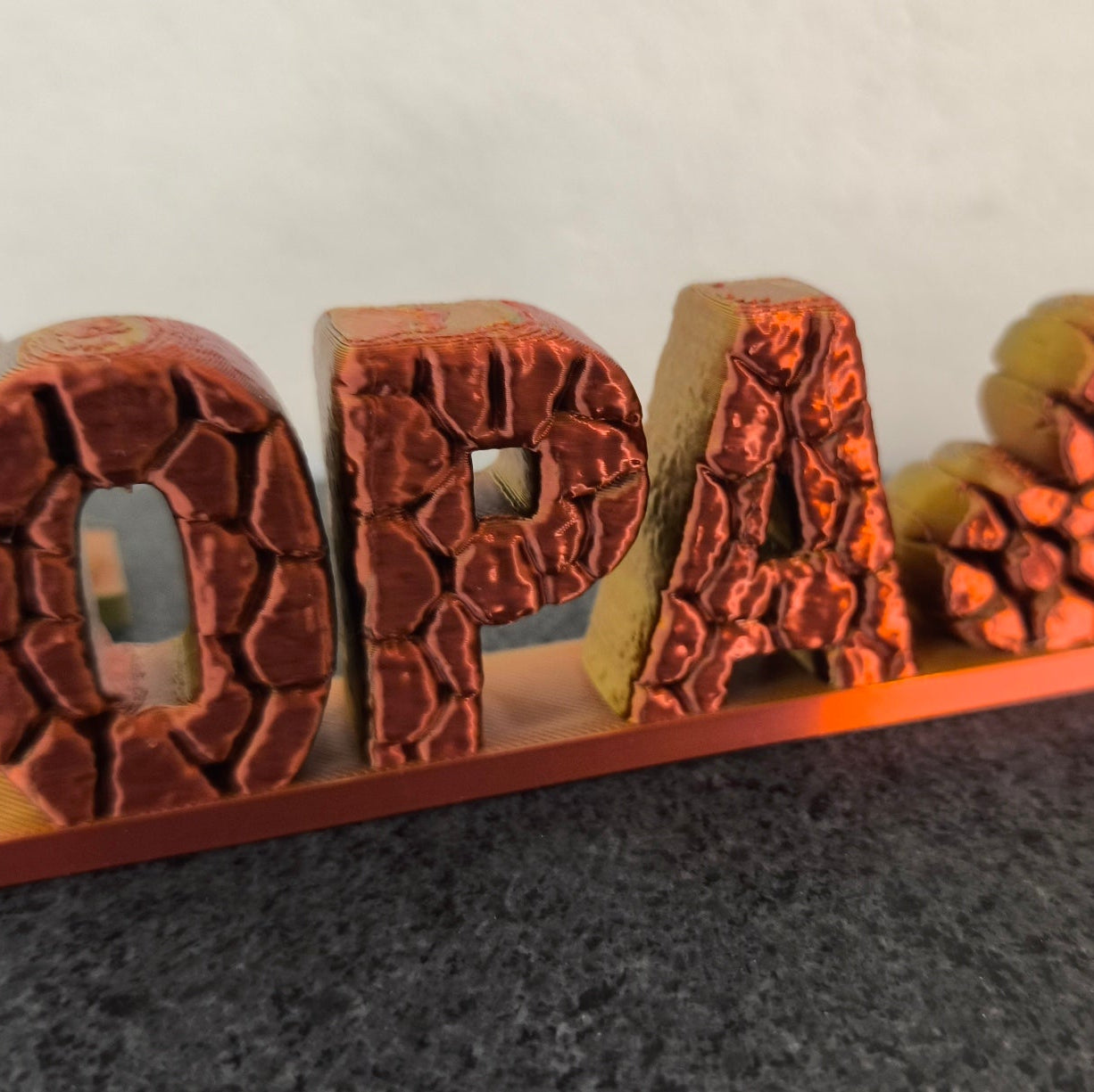3D-gedruckter Schriftzug „OPA" in Stein-Optik, zwei Farbvarianten