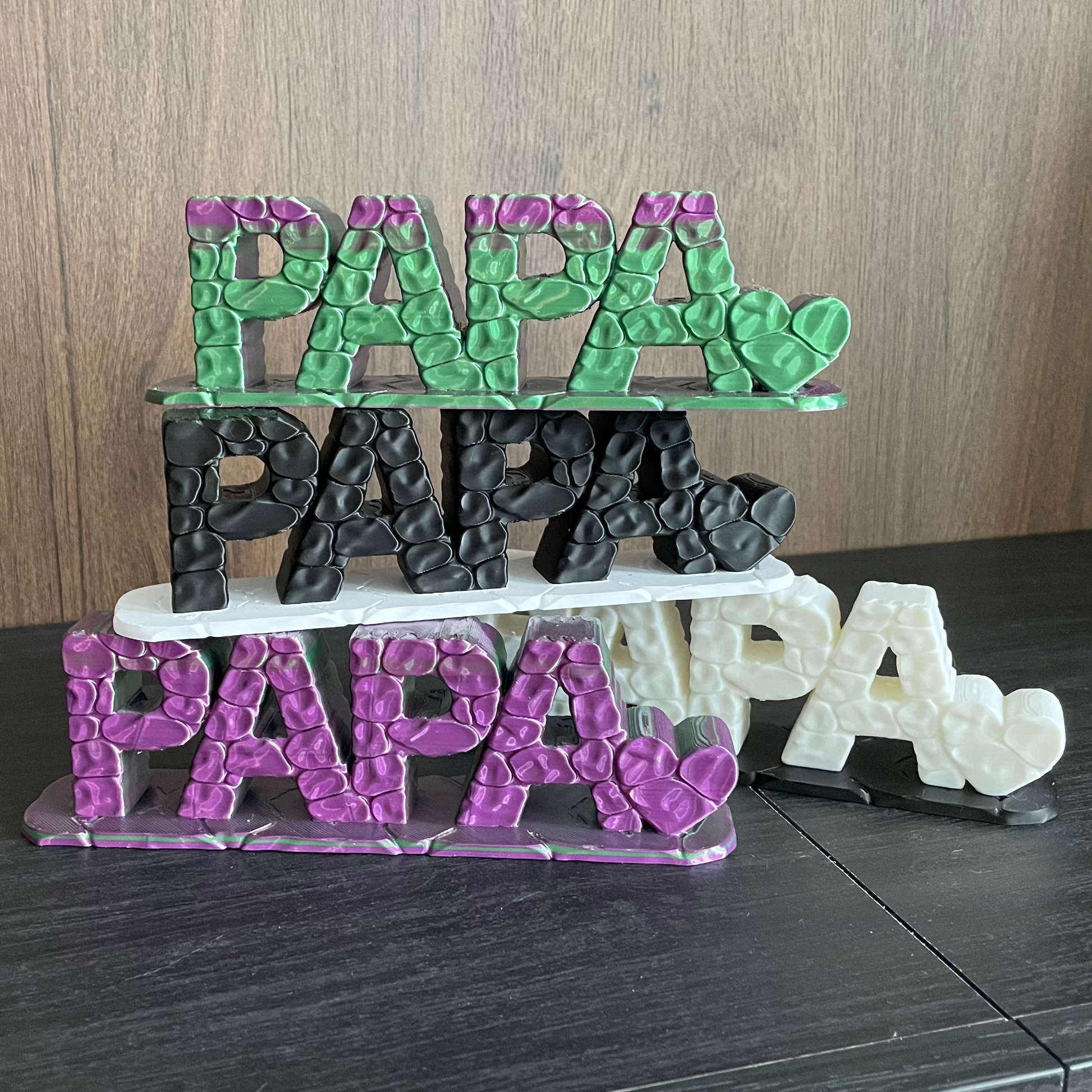 3D-gedruckter Schriftzug „PAPA" in Glitzer-Optik, vier Farbvarianten: Grün, Schwarz, Pink und Weiß, als Tischdeko oder Geschenk für Papa, von 3DruckAS