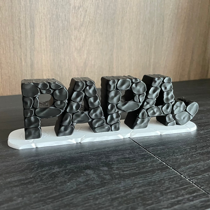 3D-gedruckter Schriftzug „PAPA" in Schwarz mit Stein-Optik-Textur